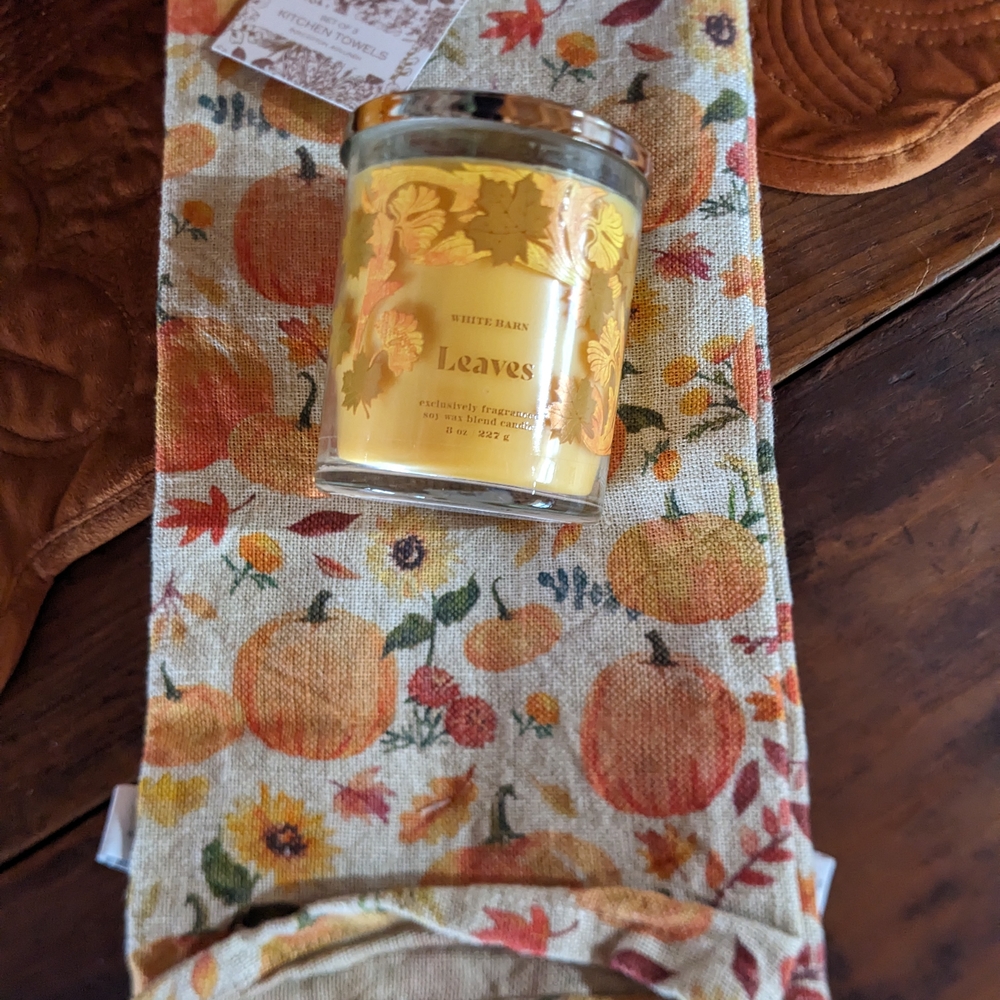 White Barn Leaves Single Wick Candle with Autumn Floral 3 Piece Towel Set Gift